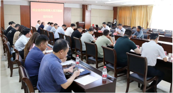【校企合作 互利共贏】新蒲建設(shè)集團(tuán)與鄭州大學(xué)舉行校企合作簽約授牌儀式，并受邀參加鄭州大學(xué)產(chǎn)教融合教育論壇